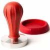 Cafelat Pillar Koffietamper Met Tamperhouder ø 58 Mm Rood -Koffie Promoties Winkel 4897028571997 mi1 pd1500x1500 1