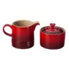 Le Creuset Suiker- En Melkset Aardewerk Kersrood 2-delig -Koffie Promoties Winkel 91031800060005 le creuset stoneware milk and sugar set cerise