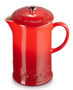 Le Creuset Holly Collectie Cafetière 800 Ml Aardewerk Kersrood -Koffie Promoties Winkel lc 20200612 zs ps fs 60706080601503 003